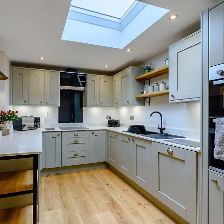 Rinstone Lodge, Thornton-le-dale. Moors With Hot Tub * Thornton Dale