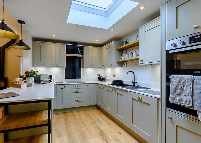 Rinstone Lodge, Thornton-le-dale. Moors With Hot Tub * Thornton Dale