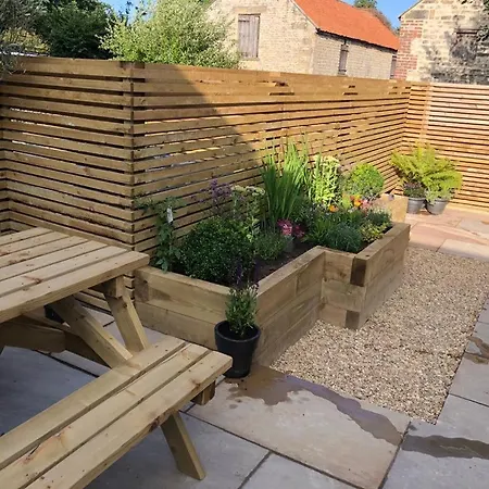 Rinstone Lodge, Thornton-le-dale. Moors With Hot Tub * Thornton Dale