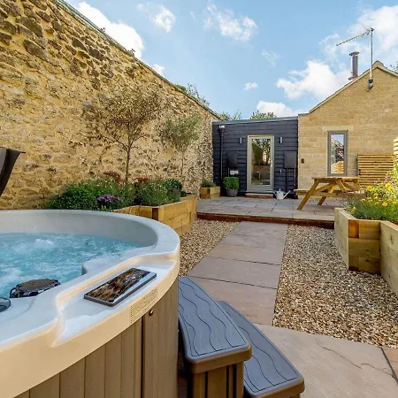 Rinstone Lodge, Thornton-le-dale. Moors With Hot Tub
