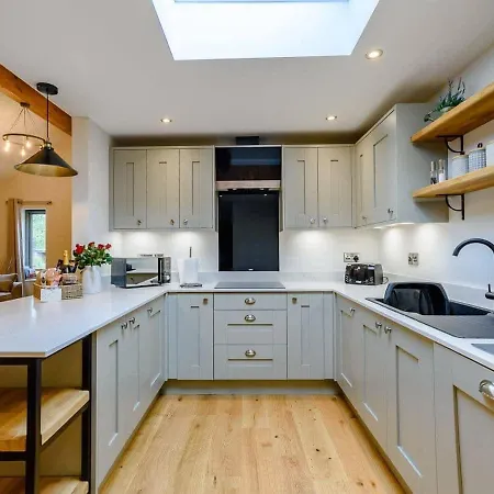 Rinstone Lodge, Thornton-le-dale. Moors With Hot Tub Thornton Dale